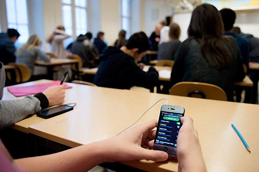 Givi Mikanadze: Məktəblər artıq mobil telefon saxlama qutuları alıblar - telefonlara yalnız dərs prosesi zamanı məhdudiyyət qoyulub