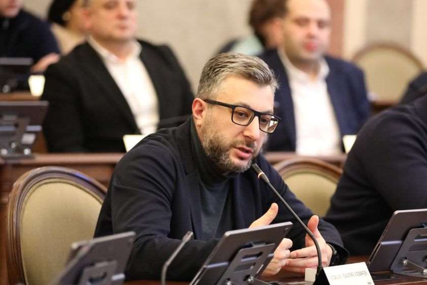 გურამ ნიკოლაშვილი: ლიბერალური ფაშიზმის მორიგი მკაფიო ნიმუში პოლიტიკური რეციდივიზმისკენ მიდრეკილი ელენე ხოშტარიასგან მივიღეთ - შემთხვევითი არ არის, რომ საზოგადოების ეთნიკური და პოლიტიკური ნიშნით პროვოცირების კამპანიებს სწორედ ხოშტარია უდგას ხოლმე სათავეში, რომელიც ამავე დროს სწორედ ოკუპანტი ქვეყნის უწყვეტი დაფინანსებით საზრდოობს