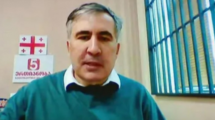 სააკაშვილი დავით აღმაშენებლის შემდეგ ილია ჭავჭავაძეს ედრება - \"როგორც მას უთხრეს უნდა გესროლო რადგან ილია ხარო, სწორედ ასევე მომიჭირეს მე ხელზე ბორკილები\"